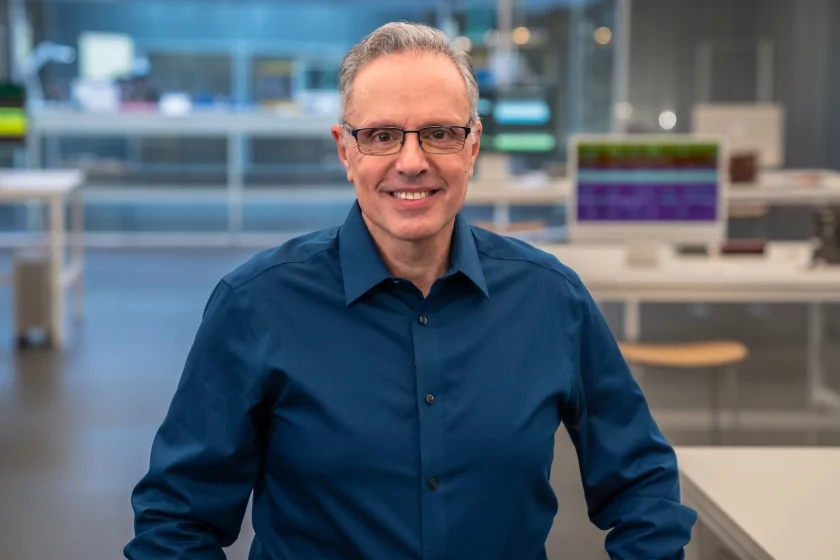 Главным по «железу» в Apple стал Джонни Сруджи: в 2008-м он помог создать чип A4