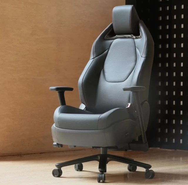 Toyota представила компьютерное кресло Crown с пряжкой ремня безопасности за 3120 долларов