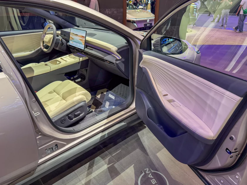 Главные премьеры автосалона в Пекине: супергибриды Changan, люксовые Avatr и новинки от BMW и Nissan