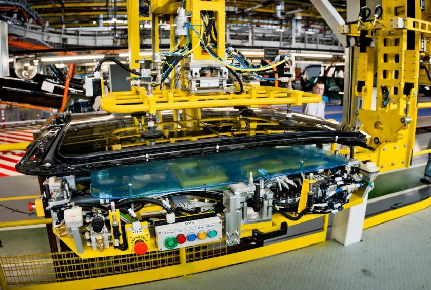 «АвтоВАЗ» разместил уникальное оборудование для установки панорамной крыши на LADA Azimut