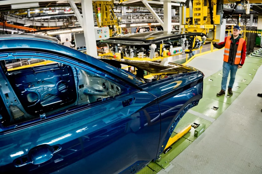 «АвтоВАЗ» разместил уникальное оборудование для установки панорамной крыши на LADA Azimut