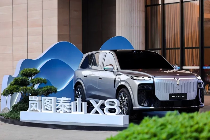VOYAH представил TAISHAN X8 — большой кроссовер, у которого салон трансформируется в двуспальную кровать