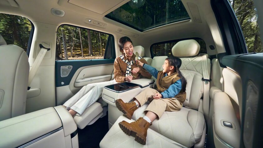 VOYAH представил TAISHAN X8 — большой кроссовер, у которого салон трансформируется в двуспальную кровать