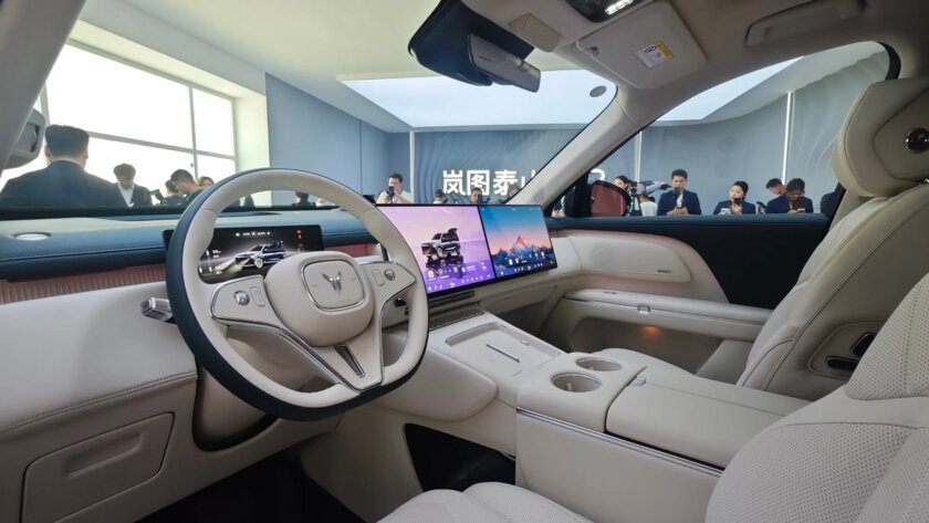 VOYAH представил TAISHAN X8 — большой кроссовер, у которого салон трансформируется в двуспальную кровать