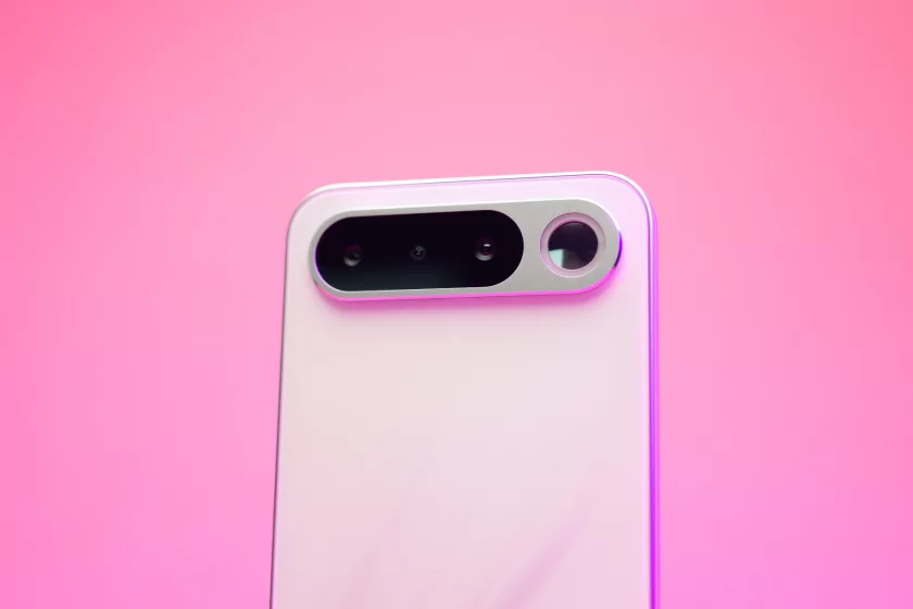 Зачем смартфону зеркало на задней крышке? Обзор realme 16 5G — Дизайн. 2