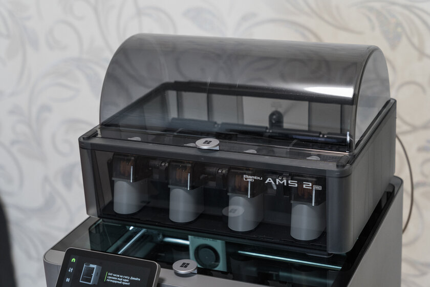 Я попробовал 3D-печать для ленивых. Обзор Bambu Lab P2S Combo, где многое делается автоматически