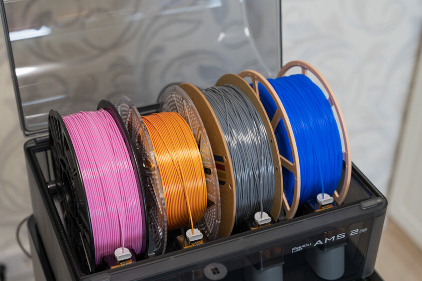 Я попробовал 3D-печать для ленивых. Обзор Bambu Lab P2S Combo, где многое делается автоматически