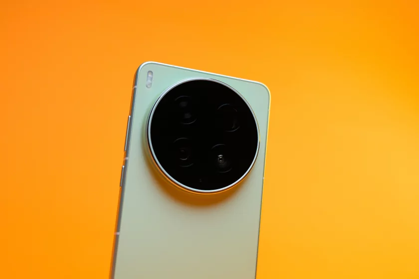 Я думал, смартфоны меня больше не удивят. Но потом на обзор приехал vivo X300 Ultra — вот чем хорош — Дизайн. 13