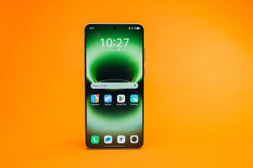 Я думал, смартфоны меня больше не удивят. Но потом на обзор приехал vivo X300 Ultra — вот чем хорош — Дисплей. 1