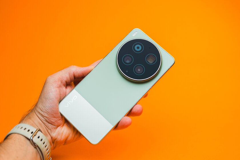 Я думал, смартфоны меня больше не удивят. Но потом на обзор приехал vivo X300 Ultra — вот чем хорош — Отзыв. 1