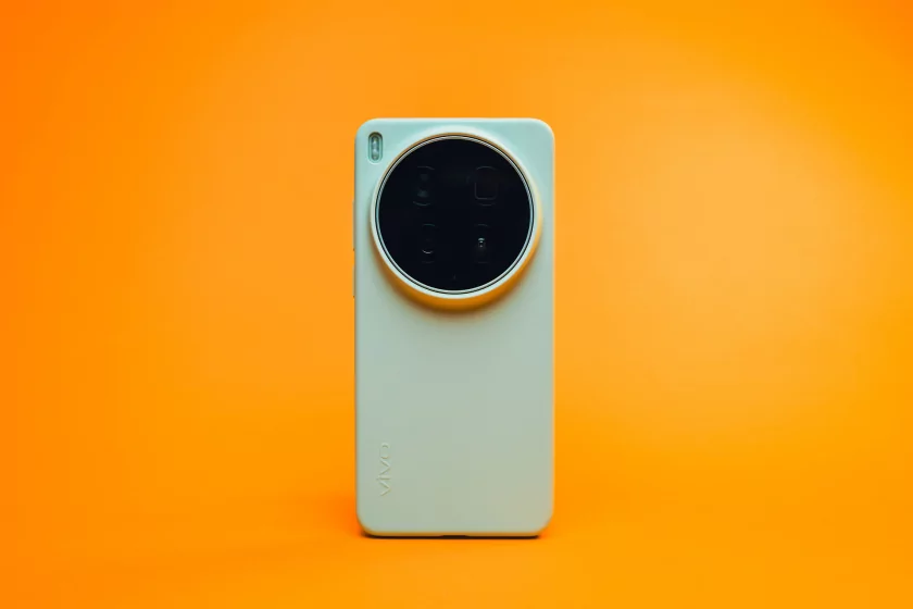 Я думал, смартфоны меня больше не удивят. Но потом на обзор приехал vivo X300 Ultra — вот чем хорош — Дизайн. 5