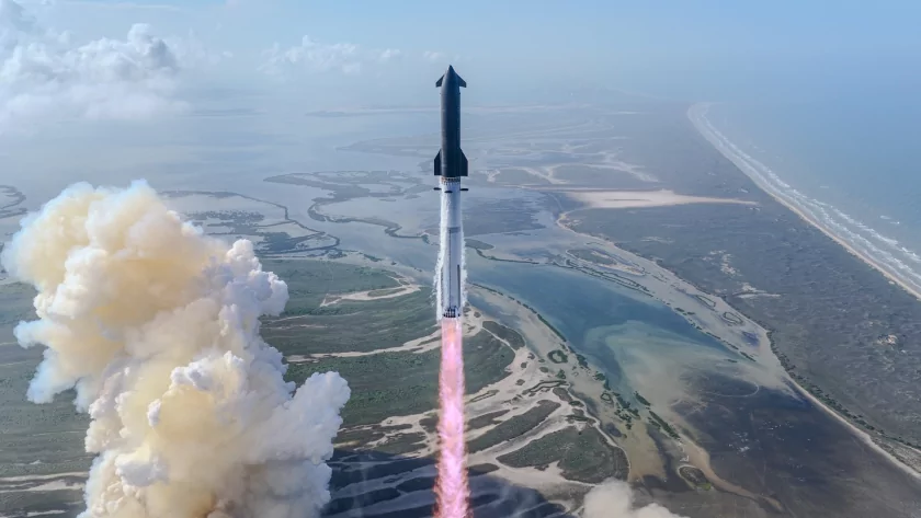 Полёт Starship V3 прошёл успешно, но ускоритель не смогли посадить из-за отказа двигателей