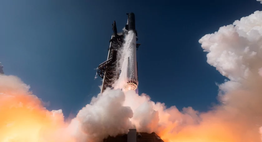 Полёт Starship V3 прошёл успешно, но ускоритель не смогли посадить из-за отказа двигателей