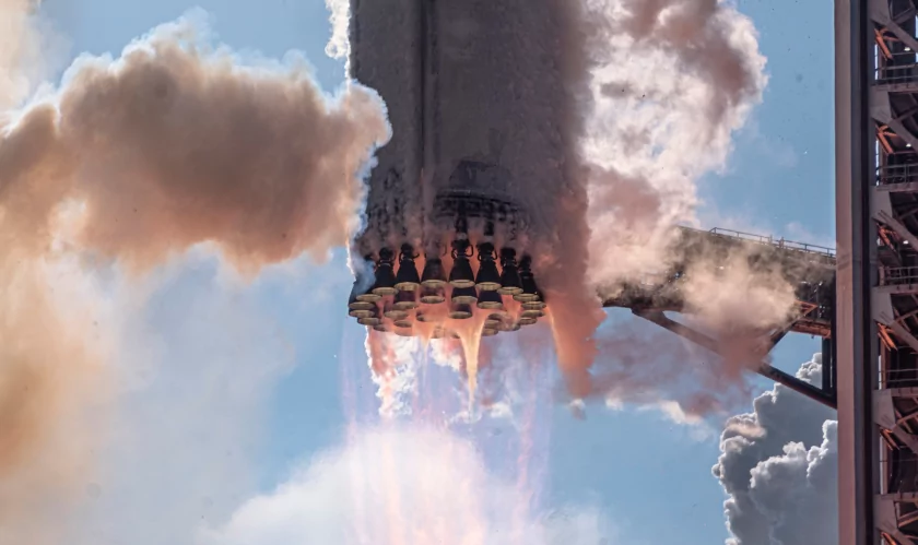 Полёт Starship V3 прошёл успешно, но ускоритель не смогли посадить из-за отказа двигателей