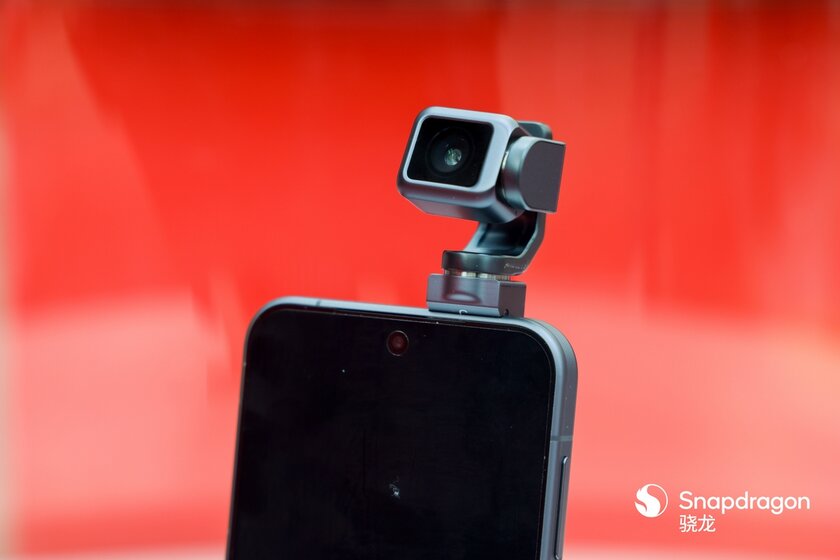 Смартфон HONOR Robot Phone впервые показали вживую