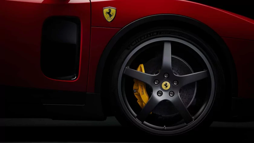 Ferrari представила первый в истории компании электрокар Luce: её облик разработал дизайнер оригинального iPhone