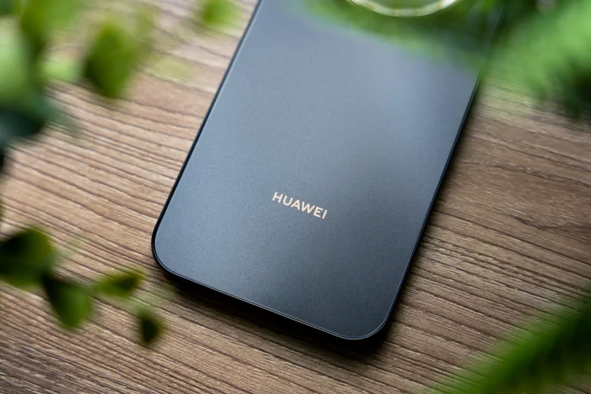 Не гнётся, живёт два дня и круто снимает: обзор HUAWEI nova 15 Max