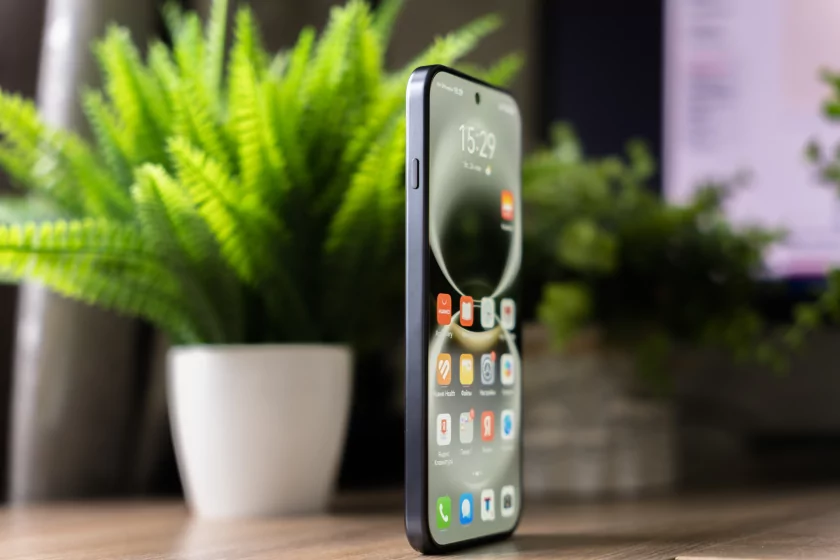 Не гнётся, живёт два дня и круто снимает: обзор HUAWEI nova 15 Max