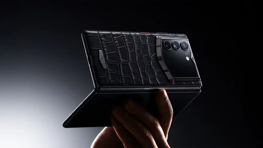 Кожа аллигатора и бриллианты: Vertu представила складной смартфон AlphaFold