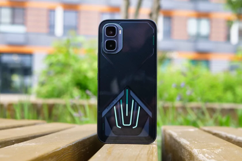 Настоящий геймерский, а не просто мощный смартфон. Обзор Infinix GT 50 Pro с СЖО и триггерами — Дизайн. 1
