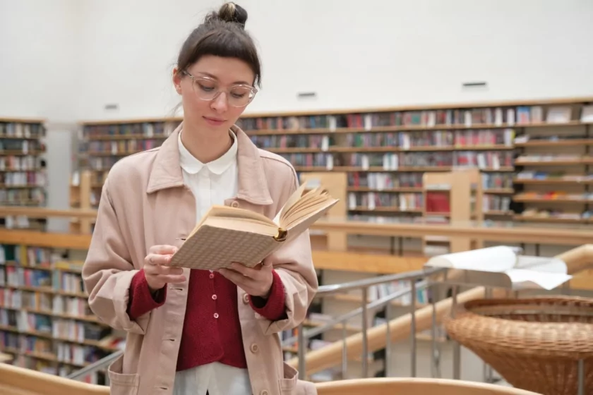 Литрес и RuStore: продажи книг о русском языке выросли на 31%, скачивания обучающих приложений — на 45%