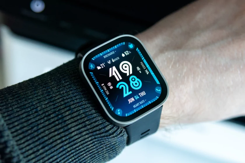 Отвечать на сообщения, бегать с GPS и не жить у розетки: обзор Amazfit Bip Max