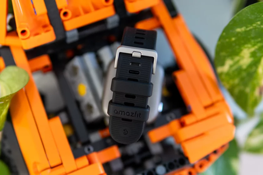 Отвечать на сообщения, бегать с GPS и не жить у розетки: обзор Amazfit Bip Max — Дизайн. 3