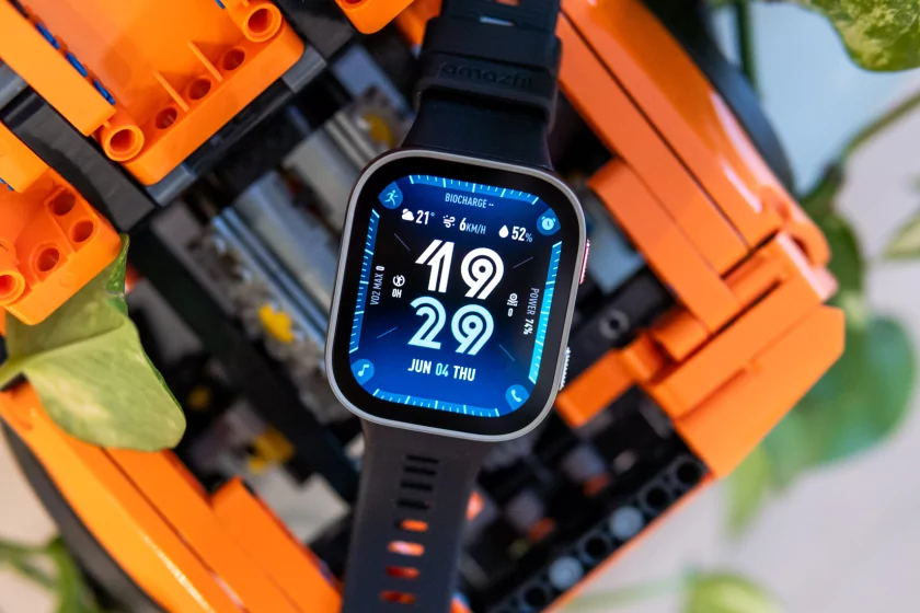 Отвечать на сообщения, бегать с GPS и не жить у розетки: обзор Amazfit Bip Max — Дисплей. 1