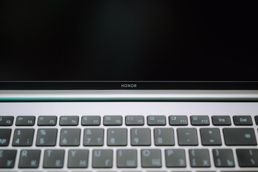 Прочный ноутбук с внушительным временем автономной работы: обзор HONOR MagicBook 16 2026 — Дизайн корпуса. 2