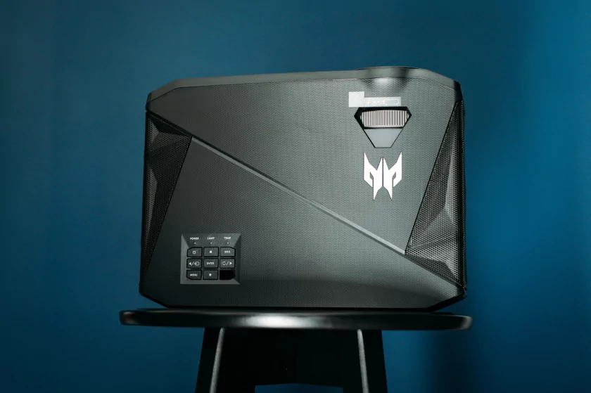 Геймерский проектор с 240 Гц и 300 дюймами: обзор Acer PREDATOR GD712 — Дизайн корпуса. 2