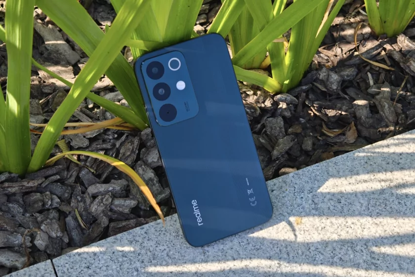 Выносливый, яркий и по разумной цене: обзор realme P4 — Дизайн корпуса. 14