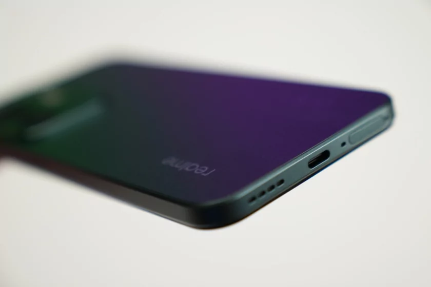 Выносливый, яркий и по разумной цене: обзор realme P4 — Автономность и зарядка. 3