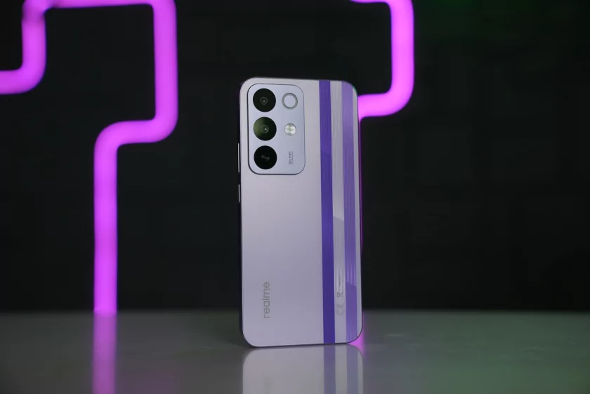 Выносливый, яркий и по разумной цене: обзор realme P4 — Автономность и зарядка. 4