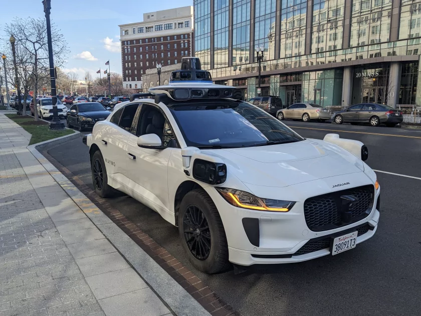 Беспилотное такси Waymo вызвало полицию из-за пьяных подростков-дебоширов