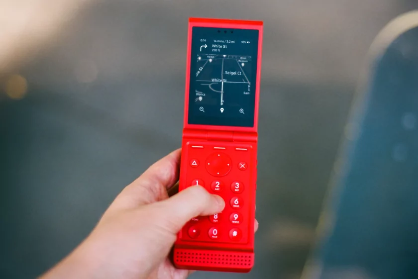 Представлен минималистичный телефон-раскладушка Light Flip с 6/128 ГБ памяти и камерой 12 Мп