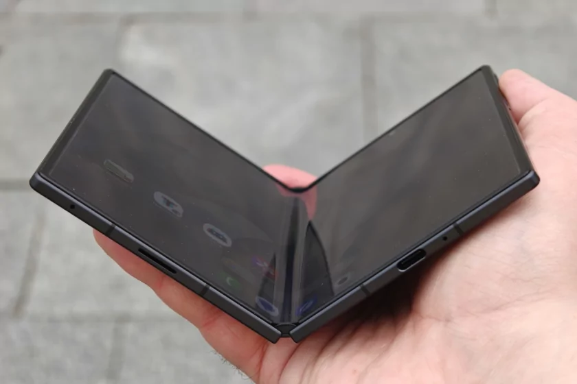 Складной смартфон в совершенно новом форм-факторе: обзор Samsung Galaxy Z Fold8 — Автономность и зарядка. 3