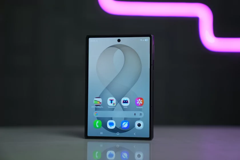 Складной смартфон в совершенно новом форм-факторе: обзор Samsung Galaxy Z Fold8 — Дисплеи. 1