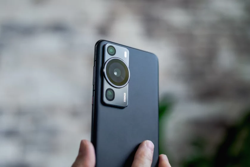 История развития фотографии в смартфонах HUAWEI: от тройной камеры до механической переменной диафрагмы
