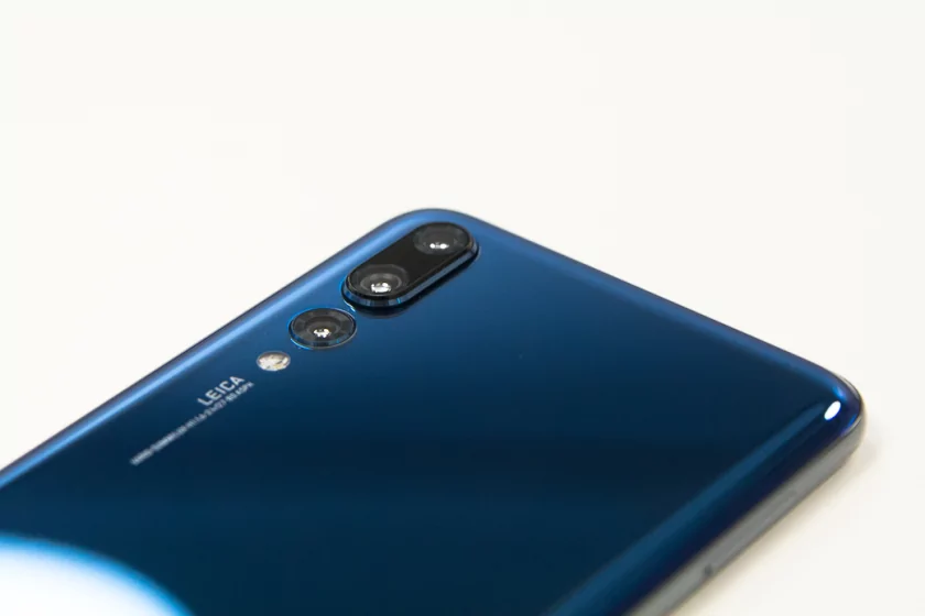 История развития фотографии в смартфонах HUAWEI: от тройной камеры до механической переменной диафрагмы