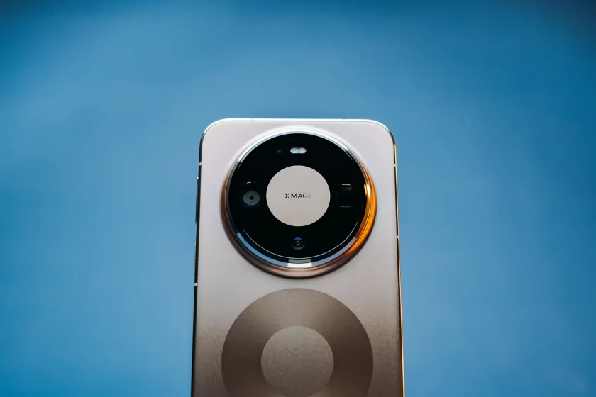 История развития фотографии в смартфонах HUAWEI: от тройной камеры до механической переменной диафрагмы