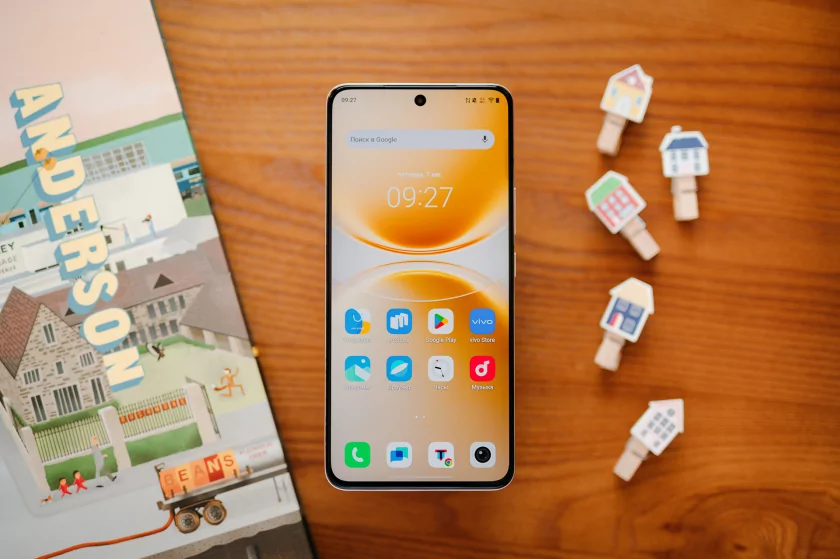 До двух дней автономности, 120 Гц и классная камера: обзор vivo V70 Lite 5G — Дизайн корпуса. 1