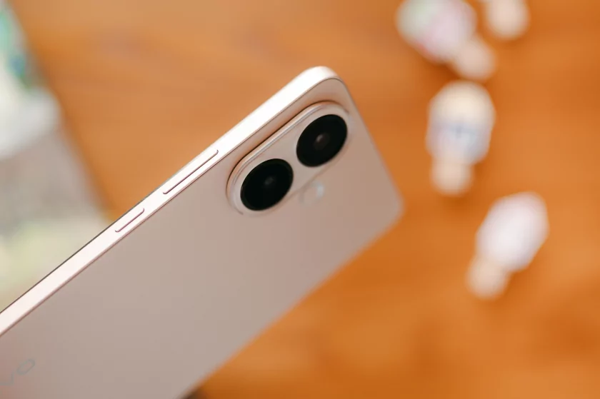 До двух дней автономности, 120 Гц и классная камера: обзор vivo V70 Lite 5G — Дизайн корпуса. 2
