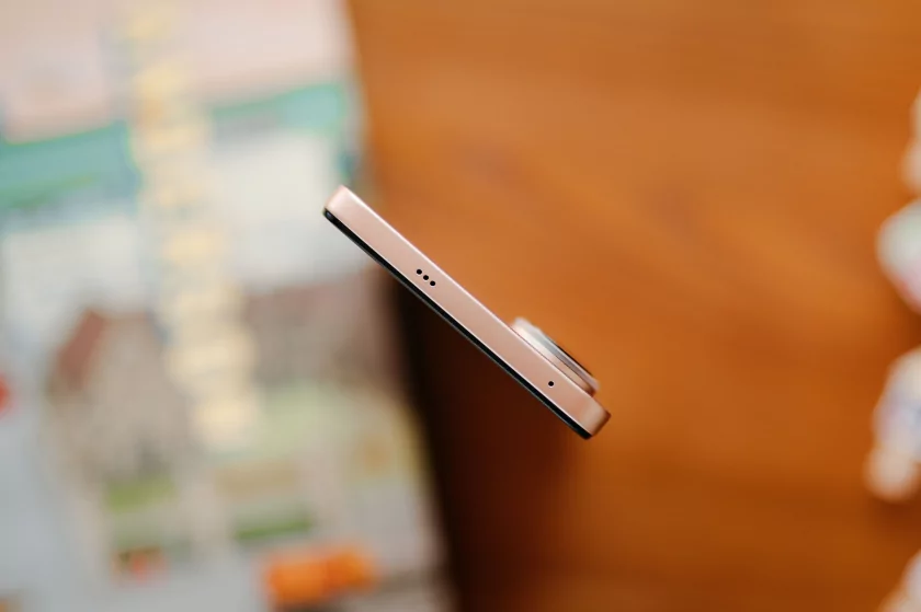 До двух дней автономности, 120 Гц и классная камера: обзор vivo V70 Lite 5G — Дизайн корпуса. 4
