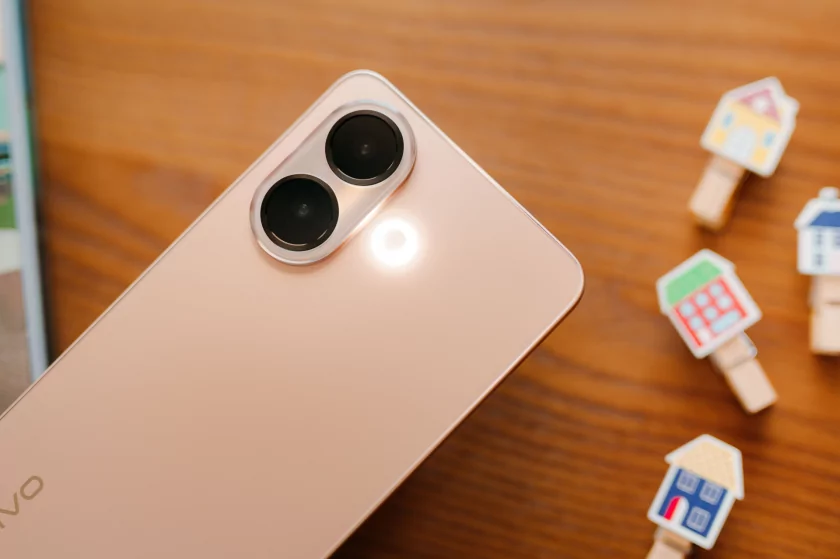До двух дней автономности, 120 Гц и классная камера: обзор vivo V70 Lite 5G — Дизайн корпуса. 6