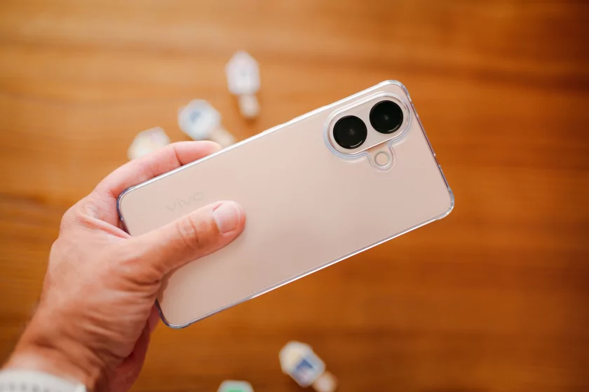 До двух дней автономности, 120 Гц и классная камера: обзор vivo V70 Lite 5G — Дизайн корпуса. 7
