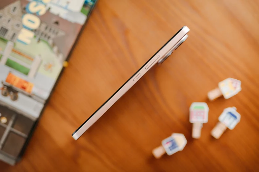 До двух дней автономности, 120 Гц и классная камера: обзор vivo V70 Lite 5G — Дизайн корпуса. 8