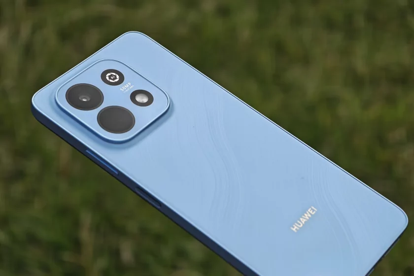 Никаких фейковых камер и глючных датчиков: обзор бюджетного HUAWEI nova Y74