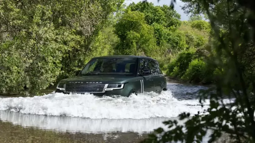 Представлен первый в истории электрический Range Rover: роскошный и напичканный технологиями