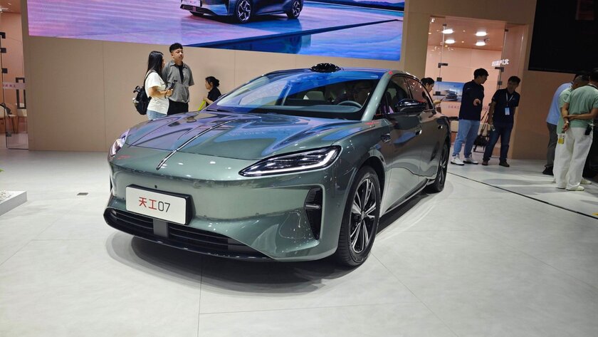 Hongqi представил на автосалоне в Чэнду обновленные HS5, HQ9 PHEV и новый электроседан Tiangong 07
