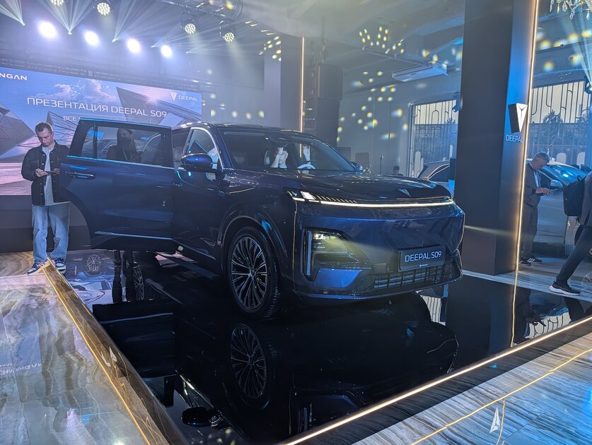 В России появился гибридный флагман Deepal S09